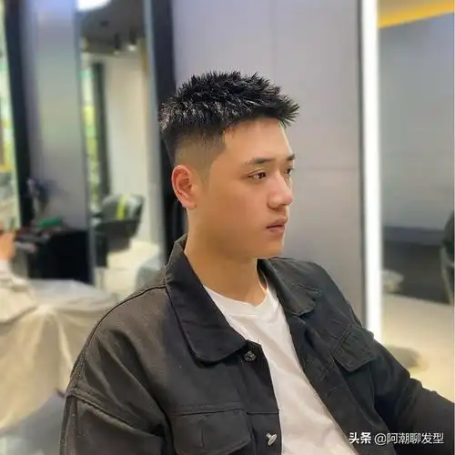 剪什么发型的情况下,千万别胡乱剪一款,也不要只会跟理发师说稍微剪短