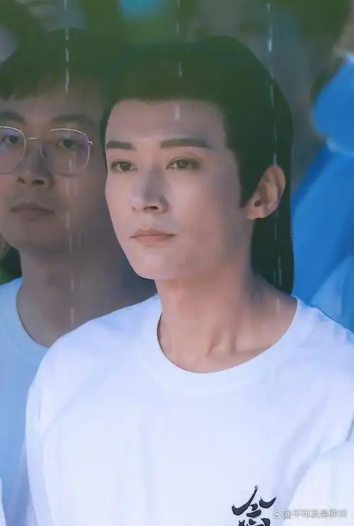 有一些八卦号爆料称成毅即将离开欢瑞,使得刘学义有机会成为欢瑞的