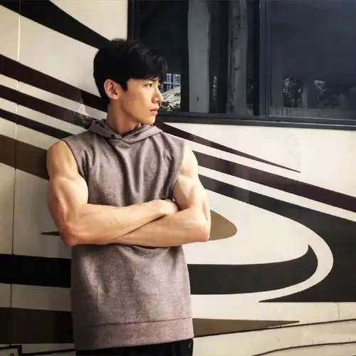 喜欢举铁的白敬亭拥有麒麟臂和胸肌这都是健身的功劳