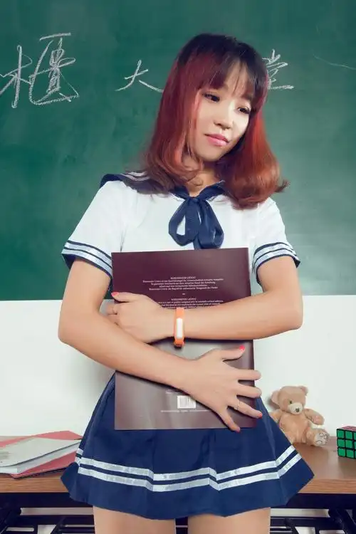 丽柜腿模liya学生制服丝袜美腿诱惑写真图片第三辑_校花美女_美桌网