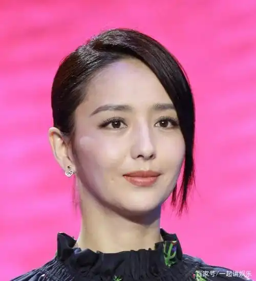 一笑倾心的佟丽娅,第一张图片"贵气逼人"!