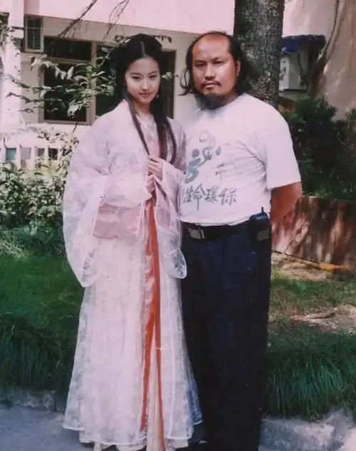 回顾刘亦菲妈妈刘晓莉两婚两离至今单身女儿是她的骄傲与依靠