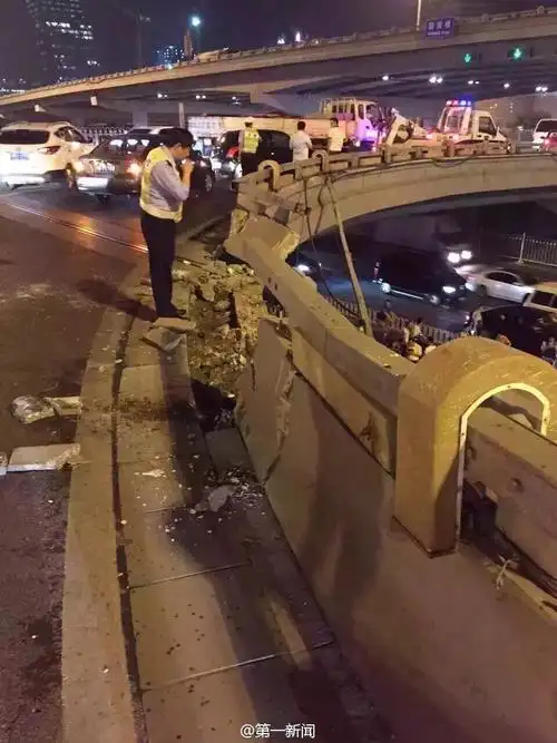 路虎疑因斗气失控冲下立交桥 砸中轿车