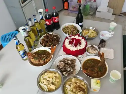庆祝生日大姐准备一桌丰盛的午餐