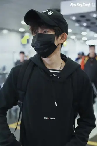 王源现身机场启程前往巴黎时装周,穿黑色卫衣戴黑色口罩难挡帅气