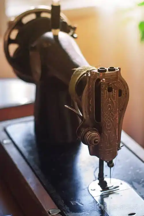 老式复古缝纫机与阳光紧密相连