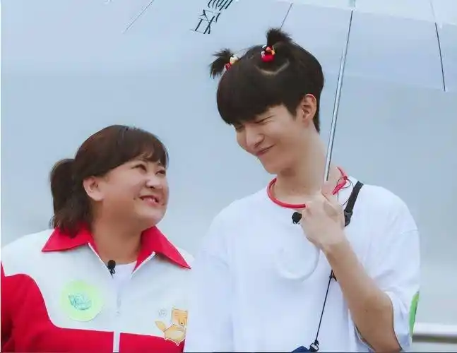 在综艺里,范丞丞有一次在做游戏时牵起了贾玲的手,两人有时会同撑一把