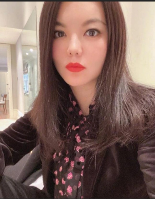 李湘晒自拍滤镜里脸假的要命不修图气质更出众