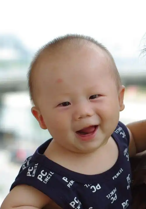 小老虎已经长出一颗小虎牙了 怕热,瘦了,现在18斤 前几天,虎爸爸用