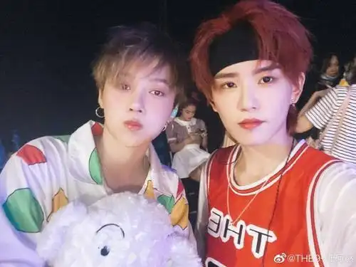 陆柯燃晒合照为刘雨昕庆生又可爱了一岁