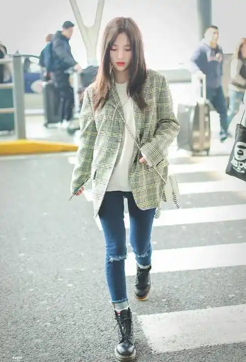 鞠婧祎的私服穿搭看起来就要偏清纯俏皮一点,复古的格纹西装外套搭配