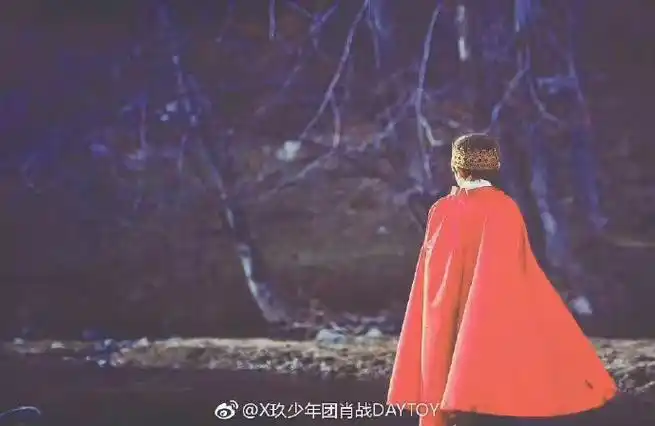 肖战的必备单品——(小飞侠)红披风#肖战晒初雪雪人