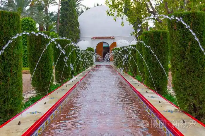 在矩形水池喷泉