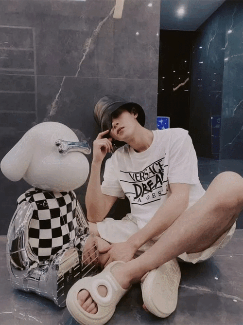 王嘉尔上脚!这双199元的拖鞋,又要卖爆了吧.|鞋子|长袜_网易订阅