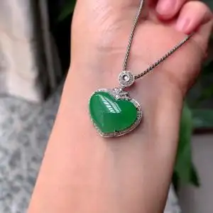 天然a货翡翠冰种满绿爱心吊坠18k金伴钻石镶嵌送女朋友礼物金镶玉