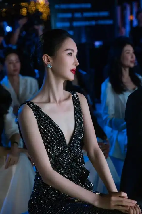 金晨深v黑色镶钻裙##金晨盘发气质