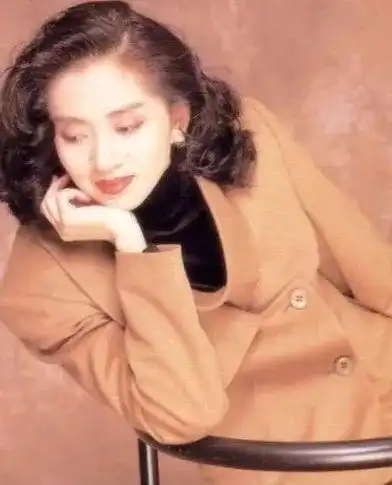 从四岁开始,梅艳芳就和姐姐梅爱芳登台表演,两片薄薄的嘴唇夹住红纸