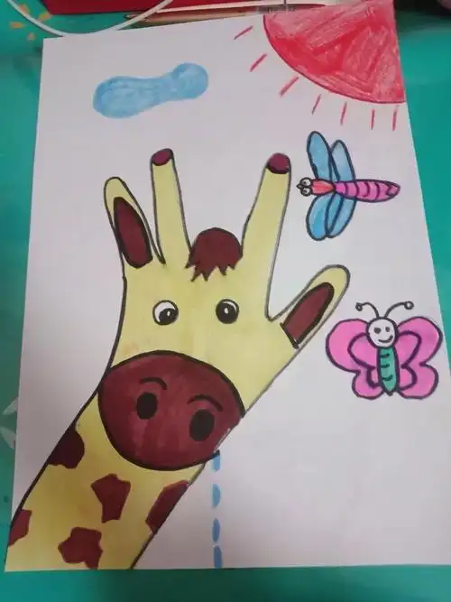 【王宁】东胜区纺织苑小学抗"疫"创意绘画——《手形联想》