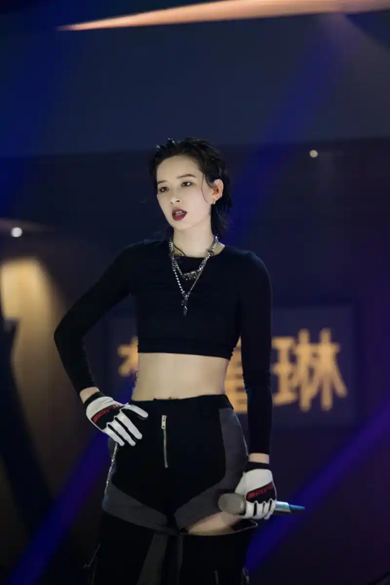 李斯丹妮乘风破浪的姐姐  帅气的女性美,纯黑色的性感,有力量的精致