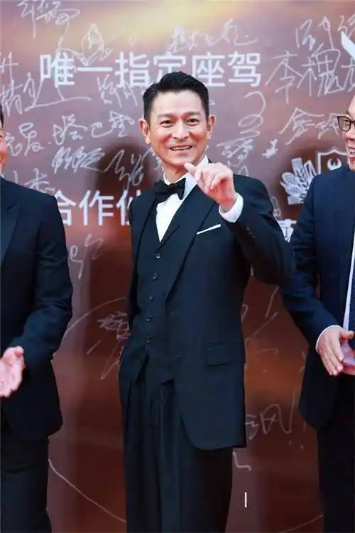 当天,刘德华身穿一套黑色西服正装,挺拔帅气,气场十足.