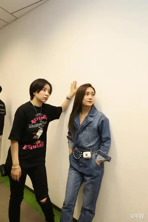 如何看待金晨和李斯丹妮520挽手散步上热搜