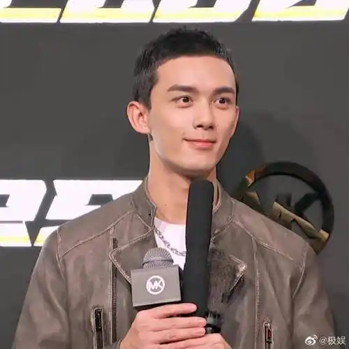 吴磊##吴磊michaelkors亚太区代言人#非常大胆的寸头造型打造出兑一