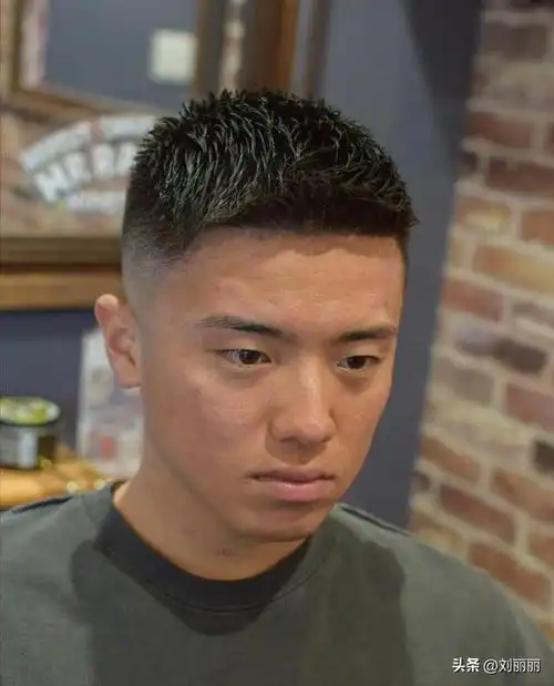 男生哪种头发好看最流行,寸头,漏额,纹理烫,男士发型的三大流行趋势