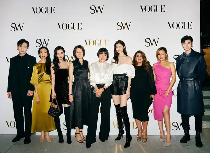 杨幂与何穗等众明星合影,超模和明星的差距太明显了