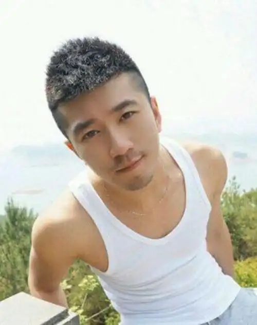 "短毛寸"与"长毛寸"的区别,不在于头顶长短,取决于你的脸型