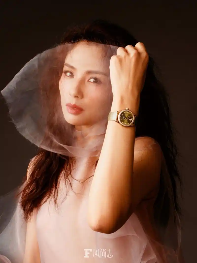 刘涛风尚志五月刊封面,松弛感爆棚,实在是太美了!