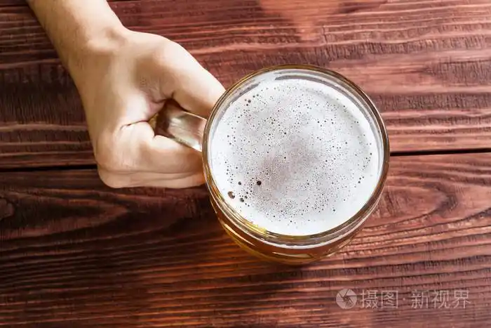 与啤酒杯子的手