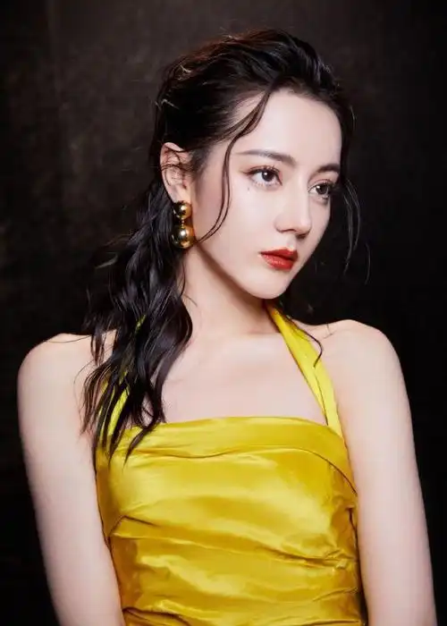 迪丽热巴最新湿发造型写真释出嘟嘴卖萌美艳又可爱