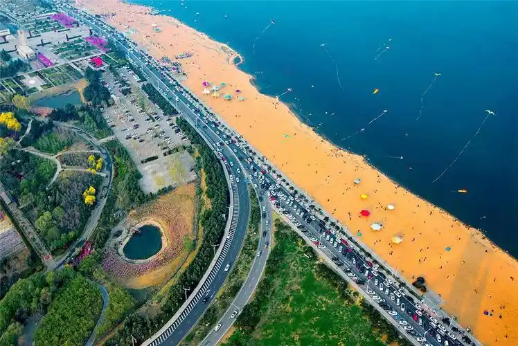 简介                           2019年清明节拍摄于临沂阳光沙滩