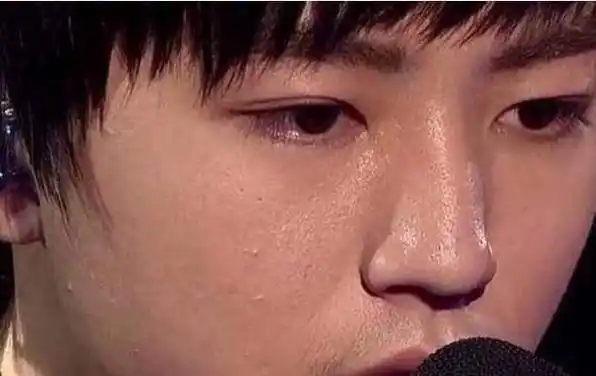 tfboys商演多压力大,王俊凯满脸冒痘,千玺王源让人心疼_易烊_低调