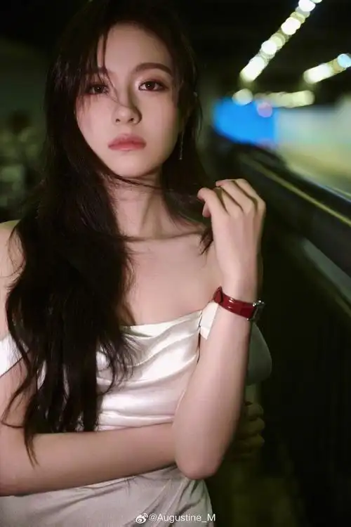 李兰迪留了长发