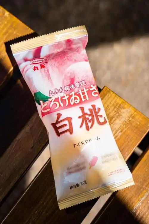白桃冰皮包裹着乌龙茶口味的雪糕,最下边还会吃到白桃果肉,甜而不腻