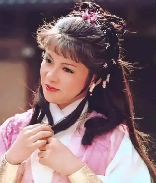 同样是演黄蓉,有人古灵精怪,有人美貌巅峰,有人靠大胸博眼球