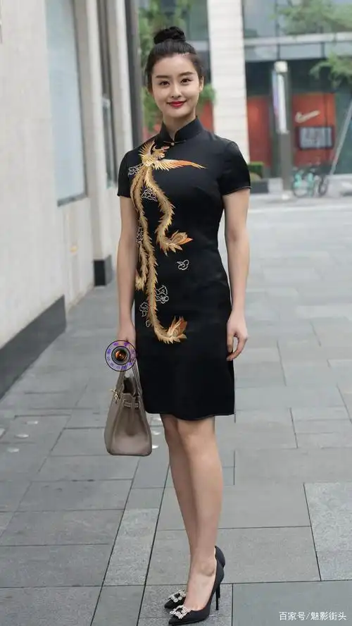 穿旗袍搭配什么鞋子?美女选择黑色尖头细跟鞋,更能穿出旗袍韵味