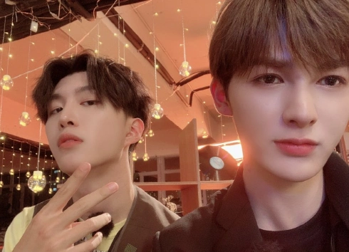 原创朱正廷晒合照却被他一个动作抢镜,自嘲又要等很久才能见了