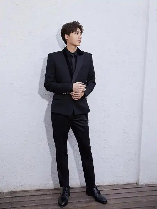 李易峰全黑西服正装 优雅绅士气场全开
