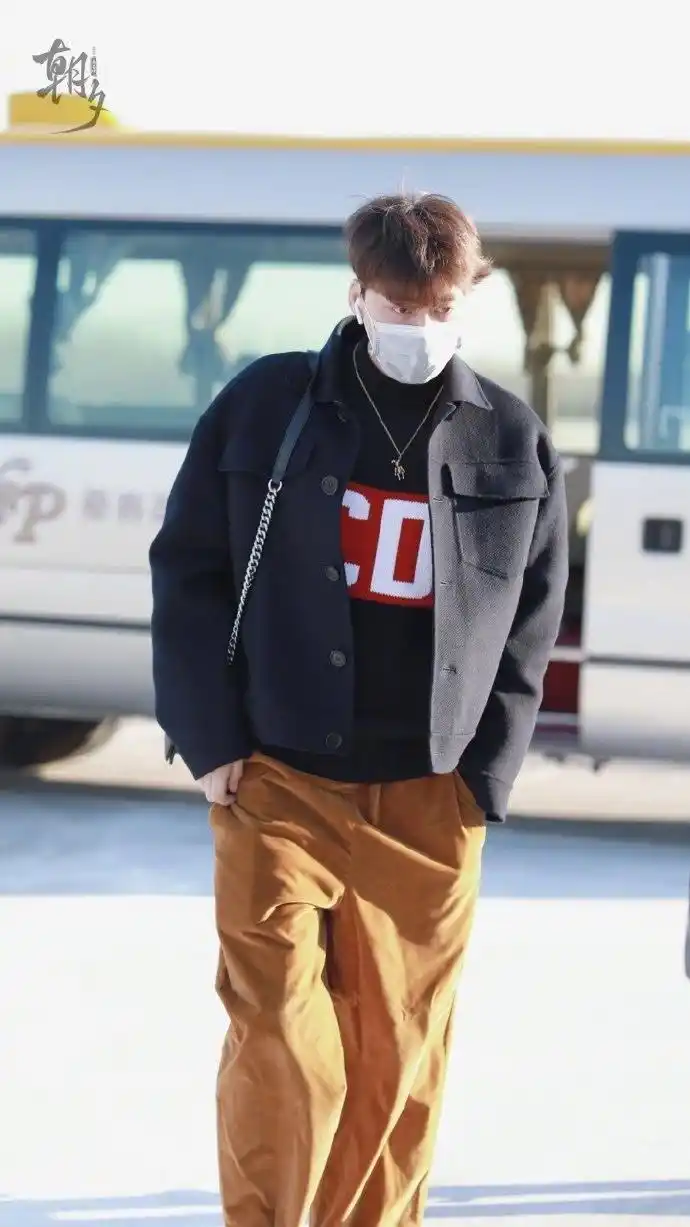 李易峰机场街拍一则,棕黄色裤子成为整套穿搭亮点