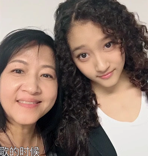 以为关晓彤天生颜值高,当看到她妈妈怀她时的颜值,真羡慕这基因