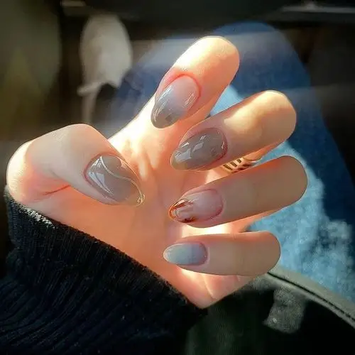 尖形简约美甲图片