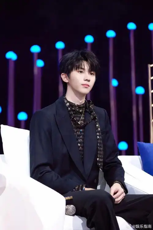 马嘉祺穿西装吃饭套塑料围裙#马嘉祺因为穿着白色西装,不得不套上