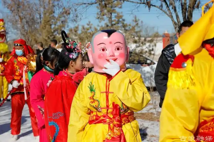 社火队员们身着盛装,春官老爷,憨态可掬的大头娃娃,孙悟空,锣鼓,旱船