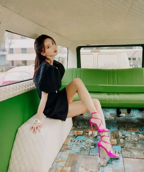 金晨美腿秀满屏都是大长腿啊