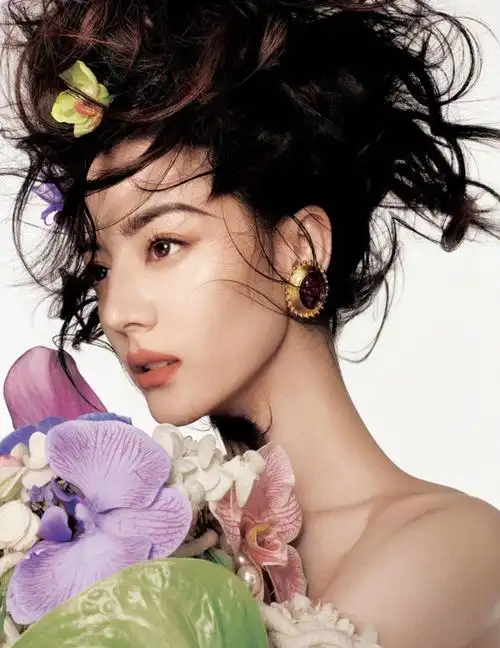 1/ 15 搜狐娱乐讯 12月1日,迪丽热巴登上《时尚芭莎》电子杂志mini