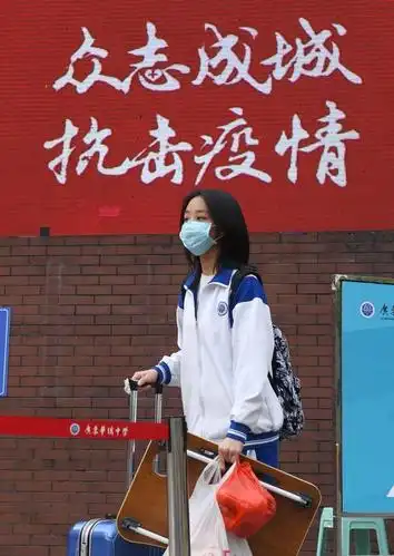 4月27日,在位于广州市的广东华侨中学,一名高三学生进入校园.