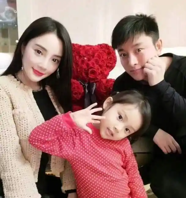 去年甜馨生日的时候,贾乃亮和李小璐是分别发动态为女儿庆生,两个人