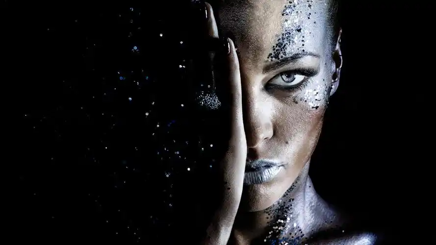 化妆,半边脸,手,黑色的背景,艺术摄影 5120x2880 uhd 5k 高清壁纸